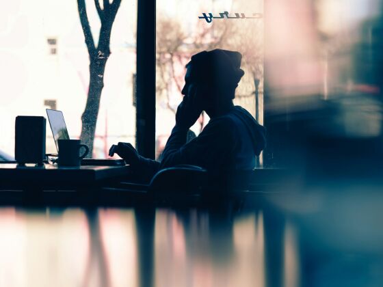 Silhouette d'une personne qui rédige des contenus et du storytelling sur un ordinateur