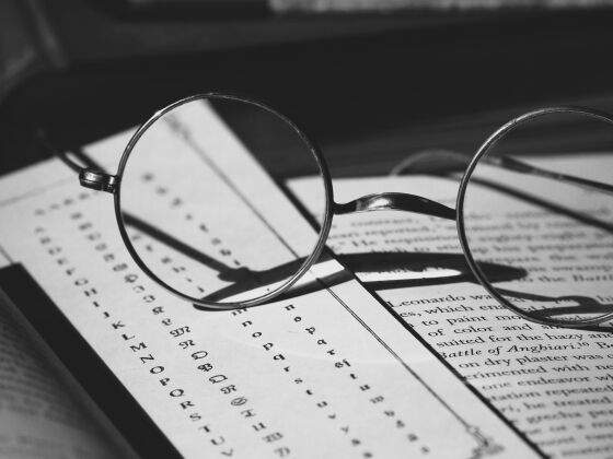 Lunettes d'un correcteur et relecteur sur un livre