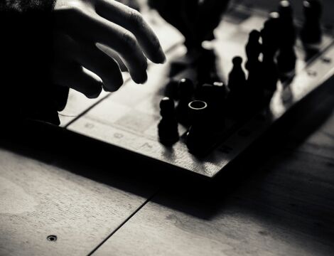Joueur d'échecs et échiquier