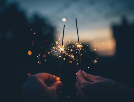 Mains qui tiennent des chandelles magiques