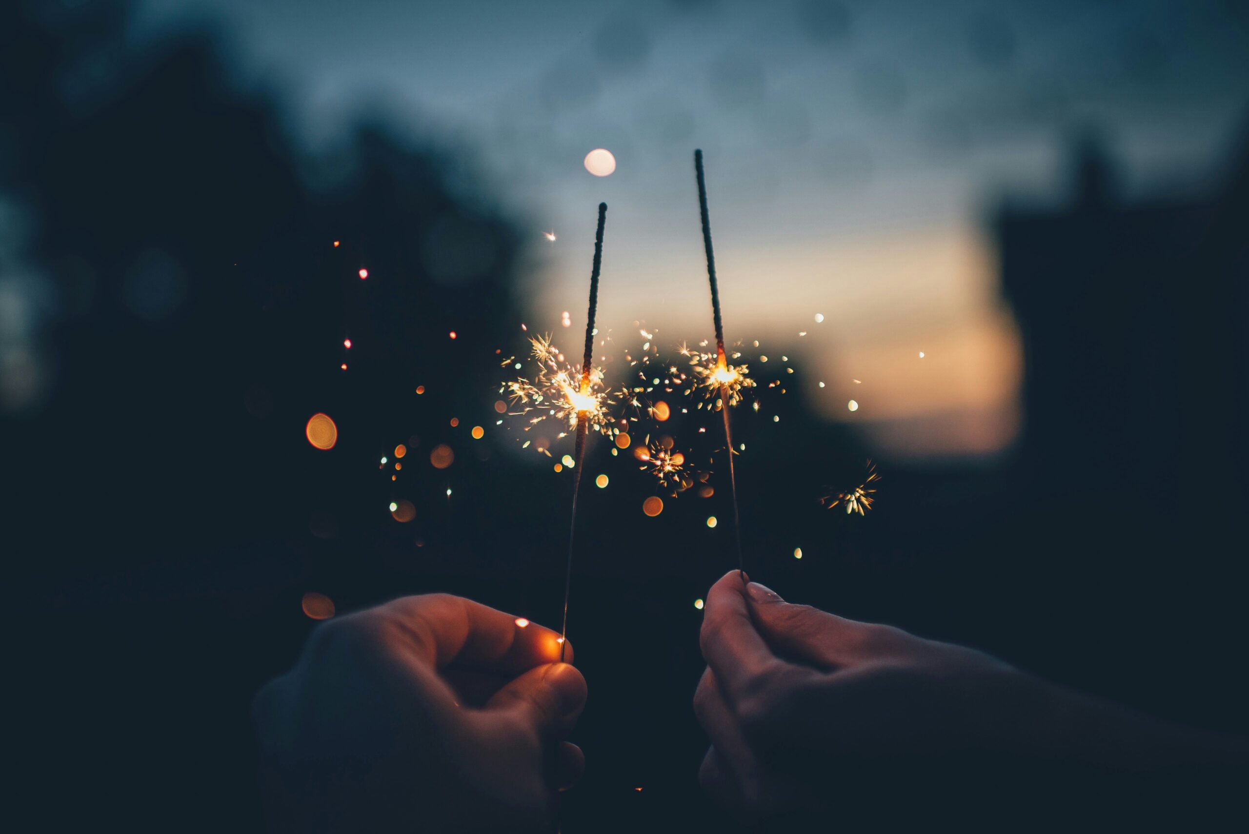 Mains qui tiennent des chandelles magiques
