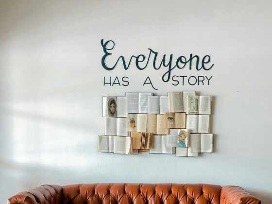 Storytelling : tout le monde a une histoire à partager, inscription sur un mur avec livres, décoration