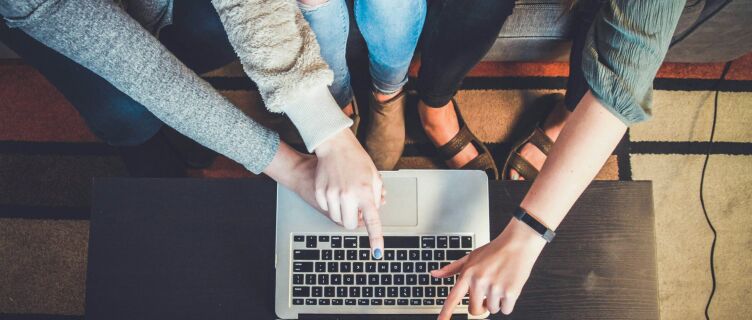 Articles d'actualités de réseaux sociaux affichés sur un smartphone