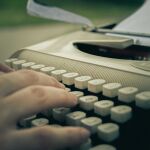 Main sur clavier de machine à écrire