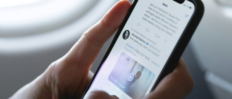 Articles d'actualités de réseaux sociaux affichés sur un smartphone
