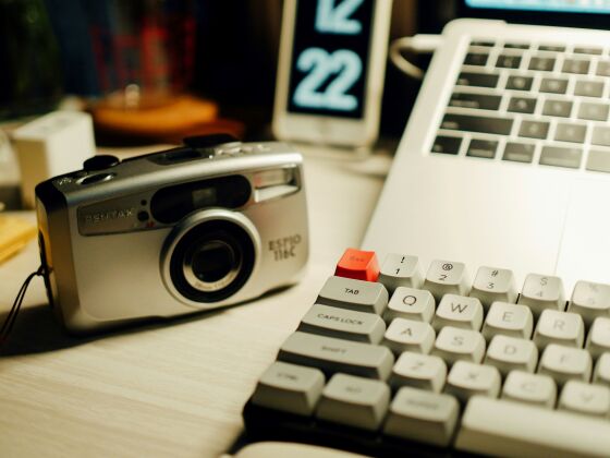 Attirail du rédacteur de blog : appareil photo, ordinateur, clavier