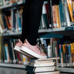 Rédaction web SEO, pieds sur pile de livres