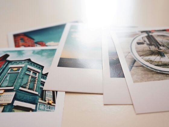 Photos polaroïd posées sur une table