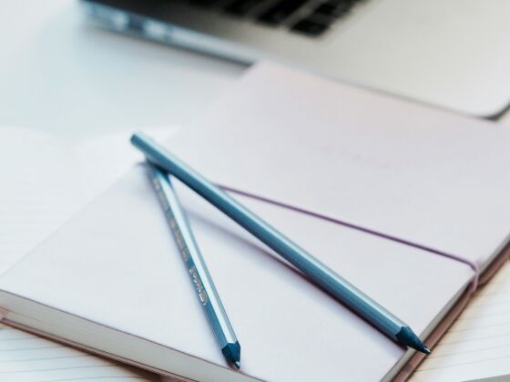 Crayons de rédacteurs sur un cahier