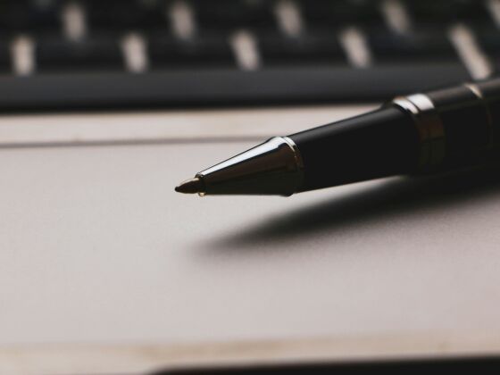 Stylo feutre posé sur un clavier d'ordinateur pour la rédaction de contenus