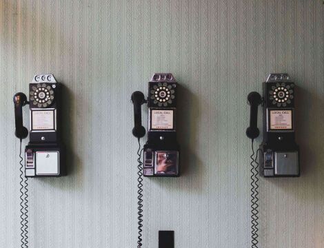 Téléphones retro sur un mur
