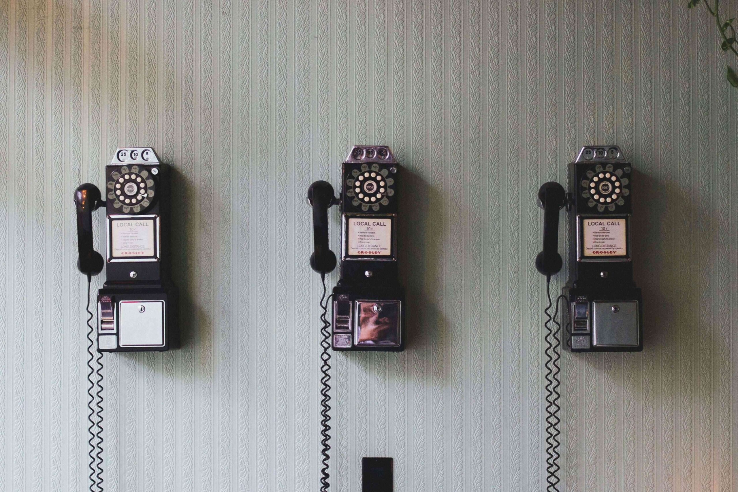 Téléphones retro sur un mur