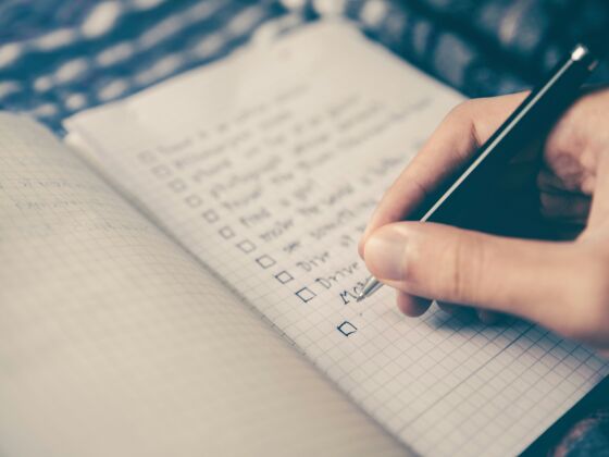 Rédaction d'une liste de tâches sur un calepin